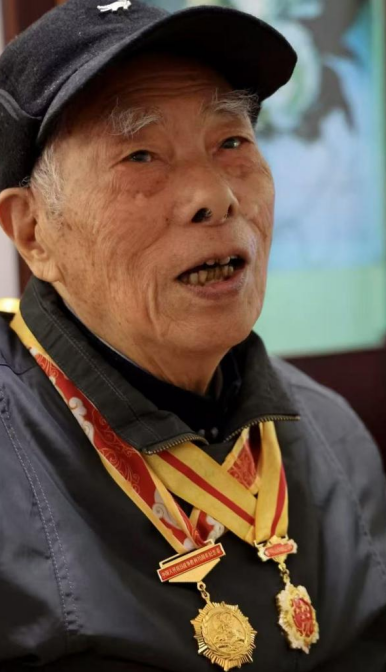 抗战老兵迟来的勋章__抗战老兵故事800字