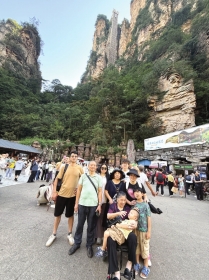 “00后”小伙带96岁外婆登上天门山__“00后”小伙带96岁外婆登上天门山