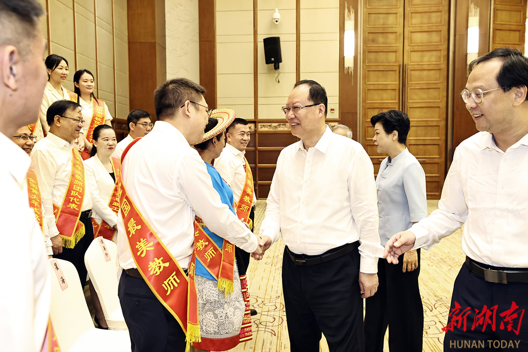 _走访教师慰问报道_慰问教师座谈会