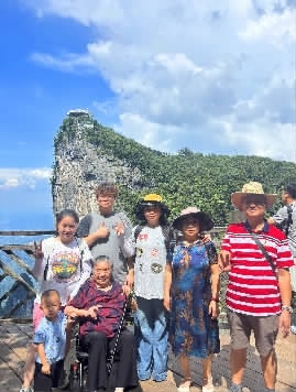 _轮椅爬山_骑轮椅的老奶奶